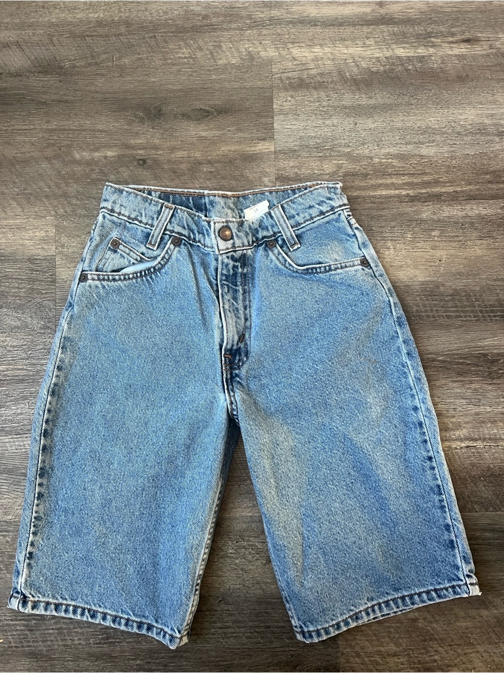 Levi's 562 Loose Fit Jeans in Light Blue Denim with Brown Patch